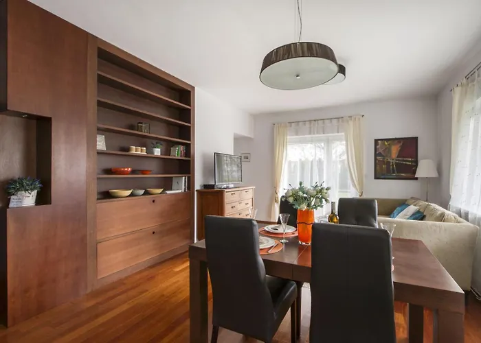 M&R Apartament Airport&Business Marina Mokotow - 4 People - Parking - Fast Wifi - Netflix - Self Check-In - Terrace - Guarded Estate - Gramophone - 6 Min From Chopin Airport