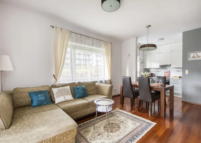 M&R Apartament Airport&Business Marina Mokotow - 4 People - Parking - Fast Wifi - Netflix - Self Check-In - Terrace - Guarded Estate - Gramophone - 6 Min From Chopin Airport