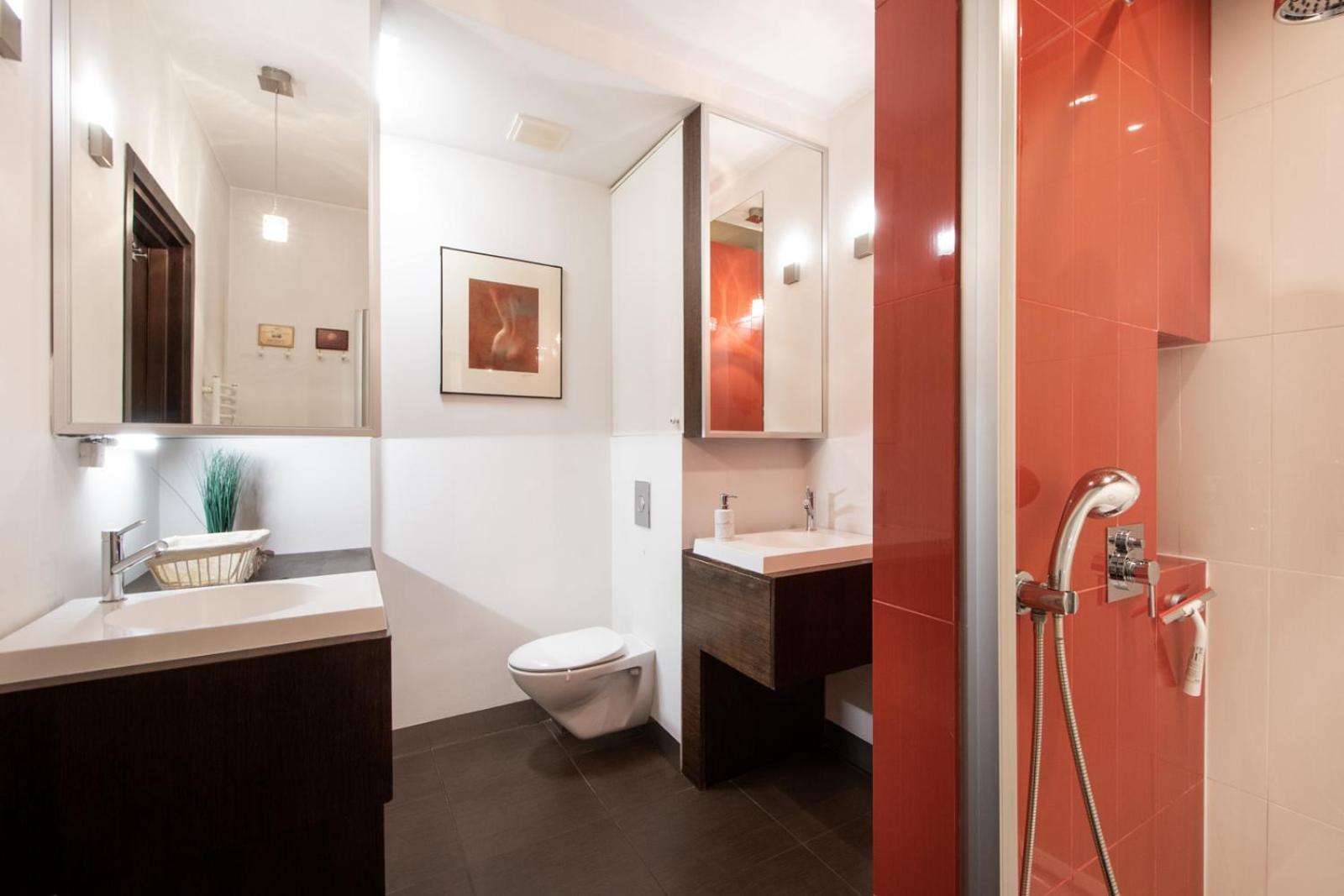 M&r Apartament: Airport-adjacent Business With Terrace